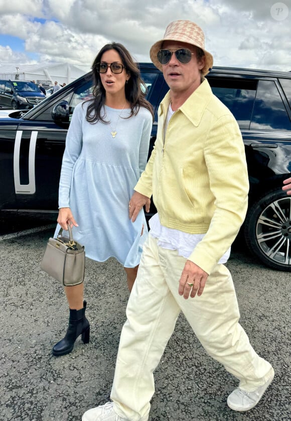 Si Angelina Jolie est toujours célibataire, Brad, lui a retrouvé l'amour avec Ines de Ramon.Brad Pitt arrive au Grand Prix de Formule 1 de Grande-Bretagne avec sa petite amie Ines De Ramon au circuit de Silverstone à Towcester, Angleterre, Royaume-Uni, le 7 juillet 2024. Ines a été vue portant un sac Fendi Peekaboo. Photo par Splash News/ABACAPRESS.COM