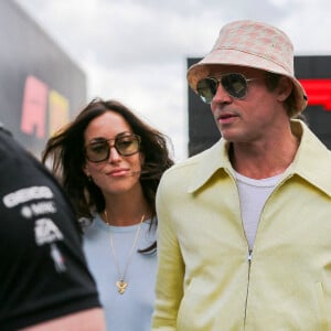 Brad Pitt arrive avec sa compagne, Ines De Ramon, avant le Grand Prix britannique de Formule 1 Qatar Airways au circuit de Silverstone à Towcester, Angleterre, Royaume-Uni, le 7 juillet 2024. Photo par ESM/Imago/ABACAPRESS.COM