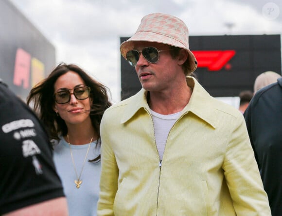 Brad Pitt arrive avec sa compagne, Ines De Ramon, avant le Grand Prix britannique de Formule 1 Qatar Airways au circuit de Silverstone à Towcester, Angleterre, Royaume-Uni, le 7 juillet 2024. Photo par ESM/Imago/ABACAPRESS.COM