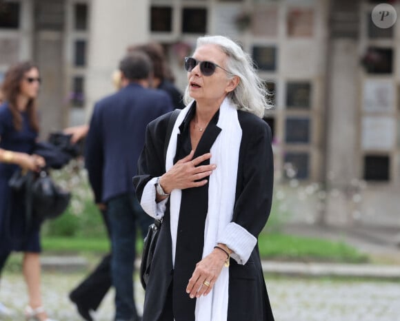 Valérie Laffont, la veuve du défunt - Obsèques de P.Laffont dans la salle de la Coupole du cimetière du Père-Lachaise à Paris, le 23 août 2024. L'animateur de télévision est décédé le 7 août 2024 à l'âge de 84 ans. © Dominique Jacovides / Bestimage  