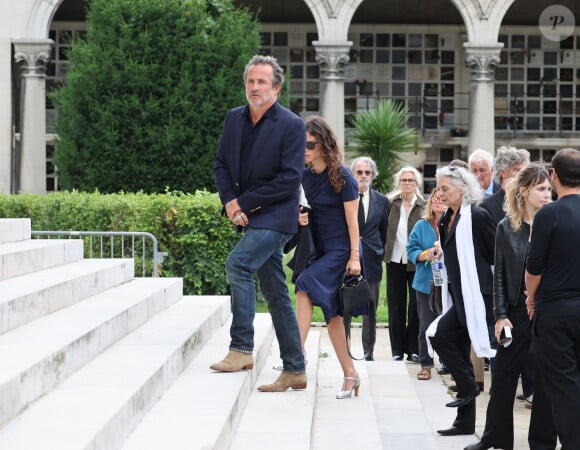 Fabrice Laffont et sa femme Louise, Valérie Laffont, la veuve du défunt - Obsèques de P.Laffont dans la salle de la Coupole du cimetière du Père-Lachaise à Paris, le 23 août 2024. L'animateur de télévision est décédé le 7 août 2024 à l'âge de 84 ans. © Dominique Jacovides / Bestimage  