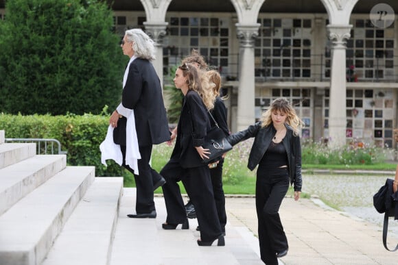 Les trois enfants de Patrice Laffont (Axelle, Fabrice et Mathilde) ont fait face ensemble.
Valérie Laffont, la veuve du défunt, sa fille Mathilde et Mitty Hazanavicius, la fille d'A.Laffont - Obsèques de P.Laffont dans la salle de la Coupole du cimetière du Père-Lachaise à Paris, le 23 août 2024. L'animateur de télévision est décédé le 7 août 2024 à l'âge de 84 ans. © Dominique Jacovides / Bestimage