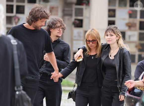 Axelle Laffont entourée de son compagnon Romain Sichez et de sa fille Mitty Hazanavicius - Obsèques de P.Laffont dans la salle de la Coupole du cimetière du Père-Lachaise à Paris, le 23 août 2024. L'animateur de télévision est décédé le 7 août 2024 à l'âge de 84 ans. © Dominique Jacovides / Bestimage  