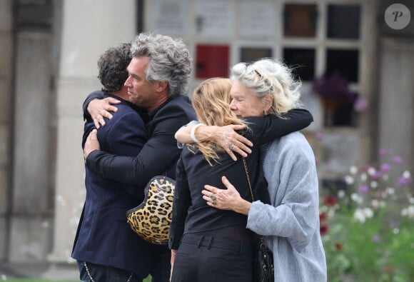 Fabrice Laffont, guest, sa soeur Axelle Laffont et leur tante, Isabelle Laffont - Obsèques de P.Laffont dans la salle de la Coupole du cimetière du Père-Lachaise à Paris, le 23 août 2024. L'animateur de télévision est décédé le 7 août 2024 à l'âge de 84 ans. © Dominique Jacovides / Bestimage  