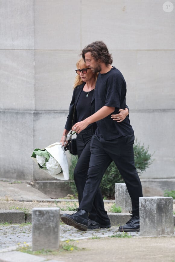 Axelle Laffont et son compagnon Romain Sichez - Obsèques de P.Laffont dans la salle de la Coupole du cimetière du Père-Lachaise à Paris, le 23 août 2024. L'animateur de télévision est décédé le 7 août 2024 à l'âge de 84 ans. © Dominique Jacovides / Bestimage  