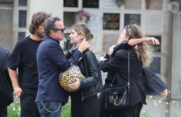 Fabrice Laffont, sa nièce Mitty Hazanavicius, Axelle Laffont enlace sa demi-soeur Mathilde Laffont - Obsèques de P.Laffont dans la salle de la Coupole du cimetière du Père-Lachaise à Paris, le 23 août 2024. L'animateur de télévision est décédé le 7 août 2024 à l'âge de 84 ans. © Dominique Jacovides / Bestimage  