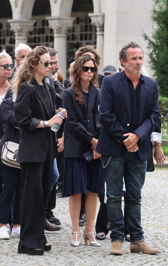 Mathilde Laffont, Fabrice Laffont et sa femme Louise - Sortie des obsèques de P.Laffont dans la salle de la Coupole du cimetière du Père-Lachaise à Paris, le 23 août 2024. L'animateur de télévision est décédé le 7 août 2024 à l'âge de 84 ans. © Dominique Jacovides / Bestimage  