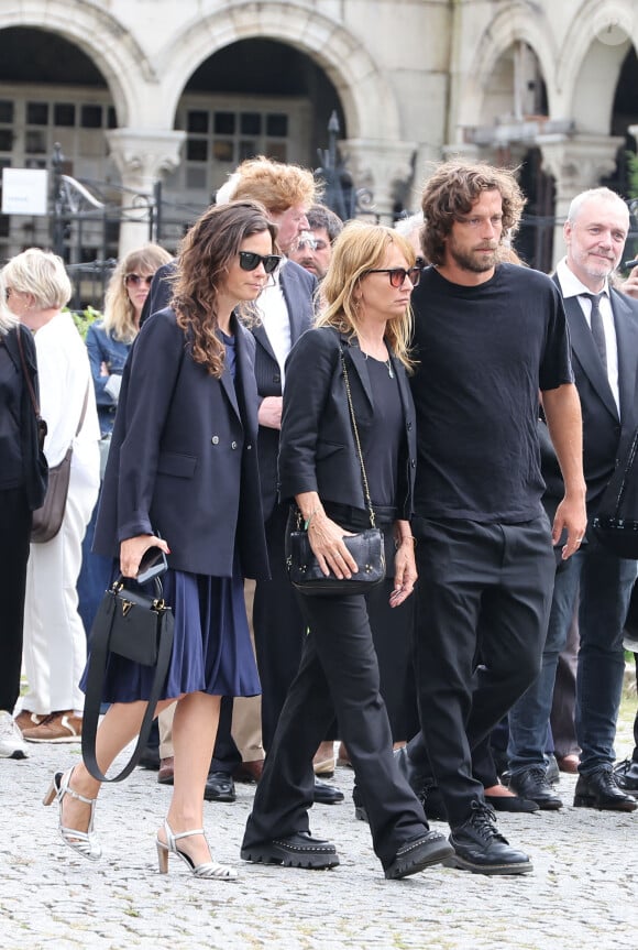 Louise Laffont, la femme de F.Laffont, Axelle Laffont et son compagnon Romain Sichez - Sortie des obsèques de P.Laffont dans la salle de la Coupole du cimetière du Père-Lachaise à Paris, le 23 août 2024. L'animateur de télévision est décédé le 7 août 2024 à l'âge de 84 ans. © Dominique Jacovides / Bestimage  