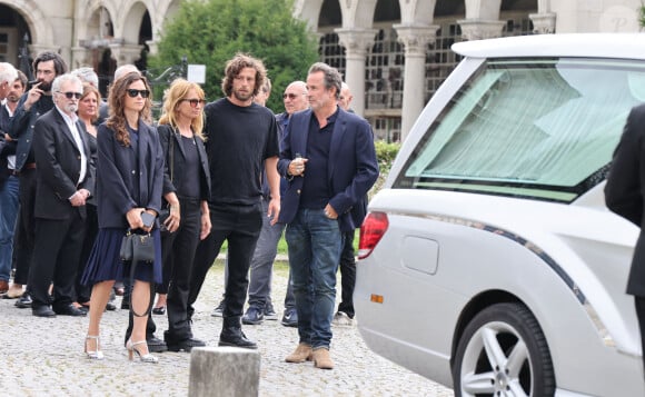 Louise Laffont et son mari Fabrice Laffont entourent Axelle Laffont et son compagnon Romain Sichez - Sortie des obsèques de P.Laffont dans la salle de la Coupole du cimetière du Père-Lachaise à Paris, le 23 août 2024. L'animateur de télévision est décédé le 7 août 2024 à l'âge de 84 ans. © Dominique Jacovides / Bestimage  