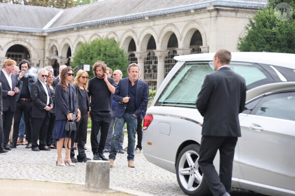 Louise Laffont et son mari Fabrice Laffont entourent Axelle Laffont et son compagnon Romain Sichez - Sortie des obsèques de P.Laffont dans la salle de la Coupole du cimetière du Père-Lachaise à Paris, le 23 août 2024. L'animateur de télévision est décédé le 7 août 2024 à l'âge de 84 ans. © Dominique Jacovides / Bestimage  