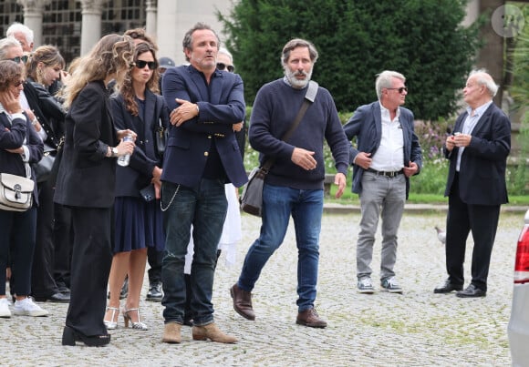 Mathilde Laffont, Fabrice Laffont et sa femme Louise - Sortie des obsèques de P.Laffont dans la salle de la Coupole du cimetière du Père-Lachaise à Paris, le 23 août 2024. L'animateur de télévision est décédé le 7 août 2024 à l'âge de 84 ans. © Dominique Jacovides / Bestimage  