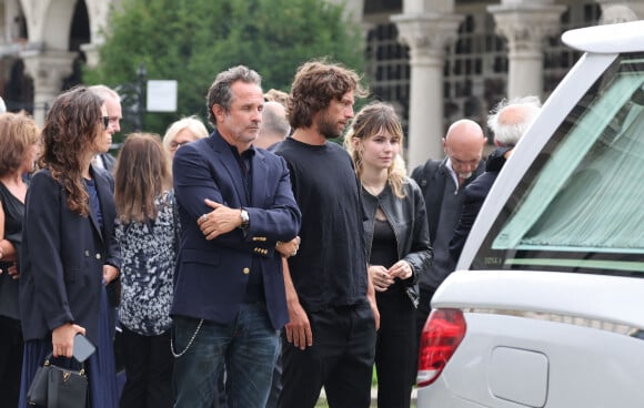 Fabrice Laffont et sa femme Louise, Romain Sichez, Mitty Hazanavicius - Sortie des obsèques de P.Laffont dans la salle de la Coupole du cimetière du Père-Lachaise à Paris, le 23 août 2024. L'animateur de télévision est décédé le 7 août 2024 à l'âge de 84 ans. © Dominique Jacovides / Bestimage  