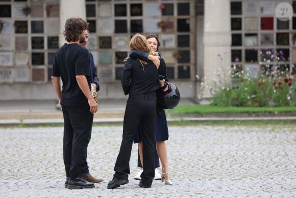 Tous se soutiennent dans cette douloureuse épreuve.
Axelle Laffont aux funérailles de son père Patrice Laffont au Père Lachaise vendredi 23 août 2024 à Paris. Photo by Nasser Berzane/ABACAPRESS.COM