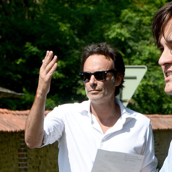 Anthony Delon et son demi-frère Alain-Fabien découvrent les hommages devant les grilles de la propriété de Douchy, quelques heures avant les obsèques de leur père, A.Delon, le 24 août 2024. Décédé le 18 août 2024, l'acteur a rendu son dernier souffle, entouré des siens dans sa propriété de Douchy, où il sera inhumé, le 24 août 2024 vers 17 heures dans une chapelle, construite il y a une vingtaine d'années.