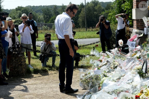 Anthony Delon et son demi-frère Alain-Fabien découvrent les hommages devant les grilles de la propriété de Douchy, quelques heures avant les obsèques de leur père, A.Delon, le 24 août 2024. Décédé le 18 août 2024, l'acteur a rendu son dernier souffle, entouré des siens dans sa propriété de Douchy, où il sera inhumé, le 24 août 2024 vers 17 heures dans une chapelle, construite il y a une vingtaine d'années.