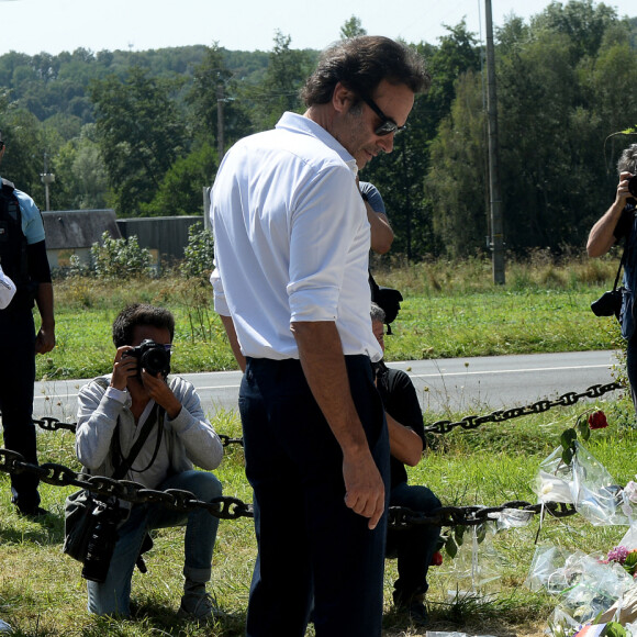 Anthony Delon et son demi-frère Alain-Fabien découvrent les hommages devant les grilles de la propriété de Douchy, quelques heures avant les obsèques de leur père, A.Delon, le 24 août 2024. Décédé le 18 août 2024, l'acteur a rendu son dernier souffle, entouré des siens dans sa propriété de Douchy, où il sera inhumé, le 24 août 2024 vers 17 heures dans une chapelle, construite il y a une vingtaine d'années.