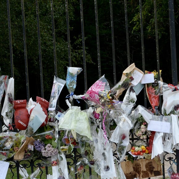 Fleurs et messages déposés par les fans devant la propriété d'Alain Delon à quelques heures des obsèques de l'acteur qui auront lieu dans la chapelle à l'intérieur de sa propriété à Douchy-Montcorbon le 24 août 2024.