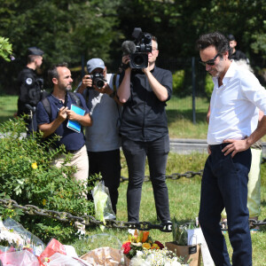 Le célèbre comédien est mort à l'âge de 88 ans le dimanche 18 août 2024
Anthony Delon et son demi-frère Alain-Fabien découvrent les hommages devant les grilles de la propriété de Douchy, quelques heures avant les obsèques de leur père, A.Delon, le 24 août 2024. Décédé le 18 août 2024, l'acteur a rendu son dernier souffle, entouré des siens dans sa propriété de Douchy, où il sera inhumé, le 24 août 2024 vers 17 heures dans une chapelle, construite il y a une vingtaine d'années.