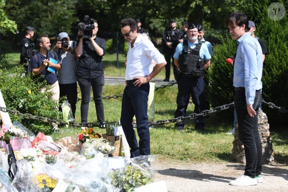 Le célèbre comédien est mort à l'âge de 88 ans le dimanche 18 août 2024
Anthony Delon et son demi-frère Alain-Fabien découvrent les hommages devant les grilles de la propriété de Douchy, quelques heures avant les obsèques de leur père, A.Delon, le 24 août 2024. Décédé le 18 août 2024, l'acteur a rendu son dernier souffle, entouré des siens dans sa propriété de Douchy, où il sera inhumé, le 24 août 2024 vers 17 heures dans une chapelle, construite il y a une vingtaine d'années.