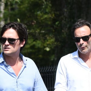 Anthony Delon et son demi-frère Alain-Fabien découvrent les hommages devant les grilles de la propriété de Douchy, quelques heures avant les obsèques de leur père, A.Delon, le 24 août 2024. Décédé le 18 août 2024, l'acteur a rendu son dernier souffle, entouré des siens dans sa propriété de Douchy, où il sera inhumé, le 24 août 2024 vers 17 heures dans une chapelle, construite il y a une vingtaine d'années.