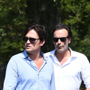 Les enfants d'Alain Delon ont eux-même constitués la liste restreinte des invités
Anthony Delon et son demi-frère Alain-Fabien découvrent les hommages devant les grilles de la propriété de Douchy, quelques heures avant les obsèques de leur père, A.Delon, le 24 août 2024. Décédé le 18 août 2024, l'acteur a rendu son dernier souffle, entouré des siens dans sa propriété de Douchy, où il sera inhumé, le 24 août 2024 vers 17 heures dans une chapelle, construite il y a une vingtaine d'années.