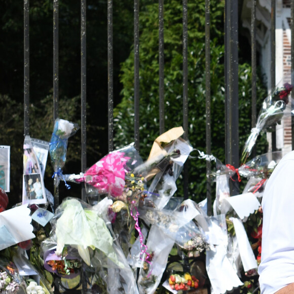 Ils sont allés à la rencontre des personnes présentes sur place pour les remercier de leurs hommages et discuter un peu avec elles
Anthony Delon et son demi-frère Alain-Fabien découvrent les hommages devant les grilles de la propriété de Douchy, quelques heures avant les obsèques de leur père, A.Delon, le 24 août 2024. Décédé le 18 août 2024, l'acteur a rendu son dernier souffle, entouré des siens dans sa propriété de Douchy, où il sera inhumé, le 24 août 2024 vers 17 heures dans une chapelle, construite il y a une vingtaine d'années.