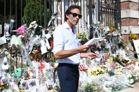 Anthony Delon et son demi-frère Alain-Fabien découvrent les hommages devant les grilles de la propriété de Douchy, quelques heures avant les obsèques de leur père, A.Delon, le 24 août 2024. Décédé le 18 août 2024, l'acteur a rendu son dernier souffle, entouré des siens dans sa propriété de Douchy, où il sera inhumé, le 24 août 2024 vers 17 heures dans une chapelle, construite il y a une vingtaine d'années.