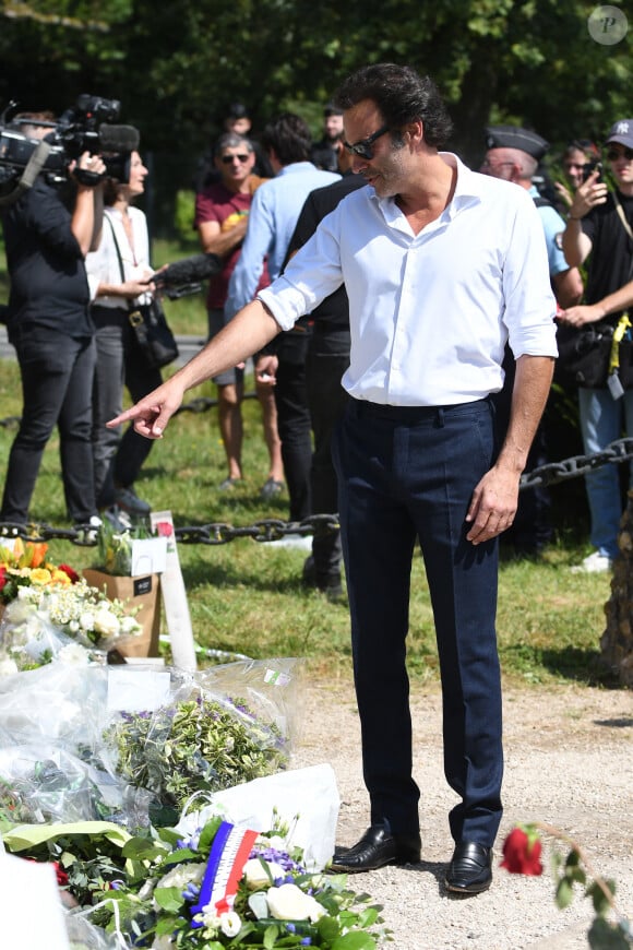 Anthony Delon et son demi-frère Alain-Fabien découvrent les hommages devant les grilles de la propriété de Douchy, quelques heures avant les obsèques de leur père, A.Delon, le 24 août 2024. Décédé le 18 août 2024, l'acteur a rendu son dernier souffle, entouré des siens dans sa propriété de Douchy, où il sera inhumé, le 24 août 2024 vers 17 heures dans une chapelle, construite il y a une vingtaine d'années.