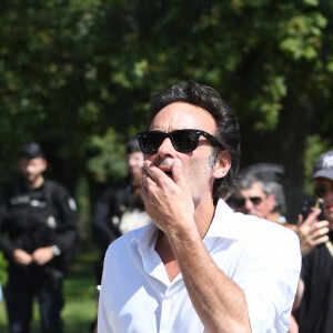 Anthony Delon et son demi-frère Alain-Fabien découvrent les hommages devant les grilles de la propriété de Douchy, quelques heures avant les obsèques de leur père, A.Delon, le 24 août 2024. Décédé le 18 août 2024, l'acteur a rendu son dernier souffle, entouré des siens dans sa propriété de Douchy, où il sera inhumé, le 24 août 2024 vers 17 heures dans une chapelle, construite il y a une vingtaine d'années.