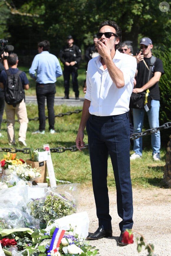 Anthony Delon et son demi-frère Alain-Fabien découvrent les hommages devant les grilles de la propriété de Douchy, quelques heures avant les obsèques de leur père, A.Delon, le 24 août 2024. Décédé le 18 août 2024, l'acteur a rendu son dernier souffle, entouré des siens dans sa propriété de Douchy, où il sera inhumé, le 24 août 2024 vers 17 heures dans une chapelle, construite il y a une vingtaine d'années.