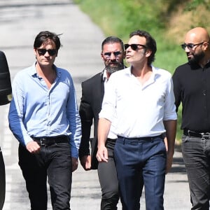 Anthony Delon et son demi-frère Alain-Fabien découvrent les hommages devant les grilles de la propriété de Douchy, quelques heures avant les obsèques de leur père, A.Delon, le 24 août 2024. Décédé le 18 août 2024, l'acteur a rendu son dernier souffle, entouré des siens dans sa propriété de Douchy, où il sera inhumé, le 24 août 2024 vers 17 heures dans une chapelle, construite il y a une vingtaine d'années.