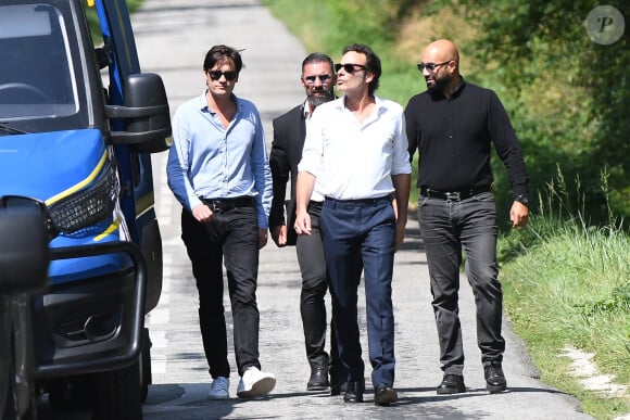 Anthony Delon et son demi-frère Alain-Fabien découvrent les hommages devant les grilles de la propriété de Douchy, quelques heures avant les obsèques de leur père, A.Delon, le 24 août 2024. Décédé le 18 août 2024, l'acteur a rendu son dernier souffle, entouré des siens dans sa propriété de Douchy, où il sera inhumé, le 24 août 2024 vers 17 heures dans une chapelle, construite il y a une vingtaine d'années.