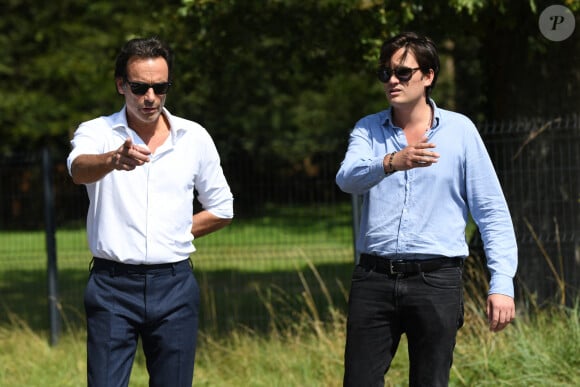 Anthony Delon et son demi-frère Alain-Fabien découvrent les hommages devant les grilles de la propriété de Douchy, quelques heures avant les obsèques de leur père, A.Delon, le 24 août 2024. Décédé le 18 août 2024, l'acteur a rendu son dernier souffle, entouré des siens dans sa propriété de Douchy, où il sera inhumé, le 24 août 2024 vers 17 heures dans une chapelle, construite il y a une vingtaine d'années.