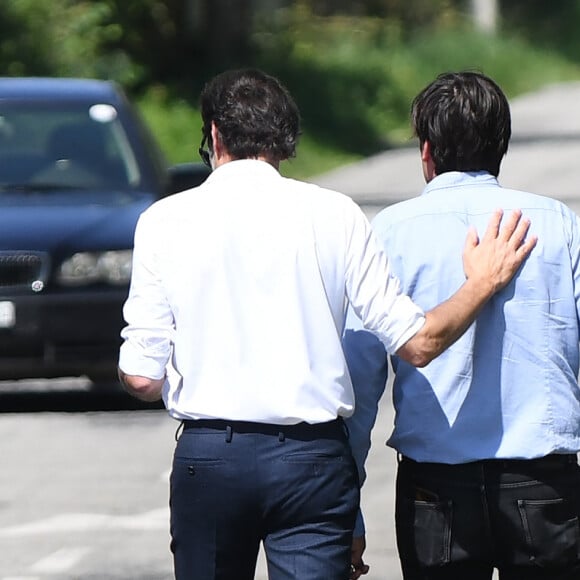 Anthony Delon et son demi-frère Alain-Fabien découvrent les hommages devant les grilles de la propriété de Douchy, quelques heures avant les obsèques de leur père, A.Delon, le 24 août 2024. Décédé le 18 août 2024, l'acteur a rendu son dernier souffle, entouré des siens dans sa propriété de Douchy, où il sera inhumé, le 24 août 2024 vers 17 heures dans une chapelle, construite il y a une vingtaine d'années.