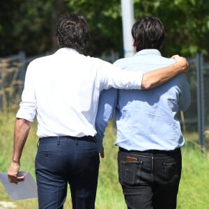 Anthony Delon et son demi-frère Alain-Fabien découvrent les hommages devant les grilles de la propriété de Douchy, quelques heures avant les obsèques de leur père, A.Delon, le 24 août 2024. Décédé le 18 août 2024, l'acteur a rendu son dernier souffle, entouré des siens dans sa propriété de Douchy, où il sera inhumé, le 24 août 2024 vers 17 heures dans une chapelle, construite il y a une vingtaine d'années.