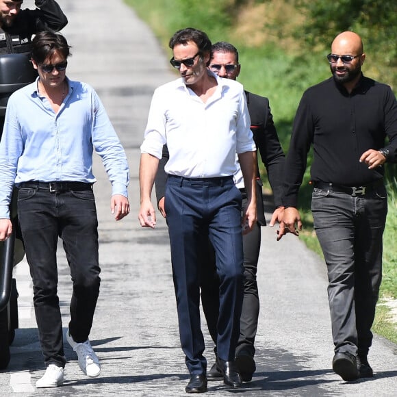 Anthony Delon et son demi-frère Alain-Fabien découvrent les hommages devant les grilles de la propriété de Douchy, quelques heures avant les obsèques de leur père, A.Delon, le 24 août 2024. Décédé le 18 août 2024, l'acteur a rendu son dernier souffle, entouré des siens dans sa propriété de Douchy, où il sera inhumé, le 24 août 2024 vers 17 heures dans une chapelle, construite il y a une vingtaine d'années.