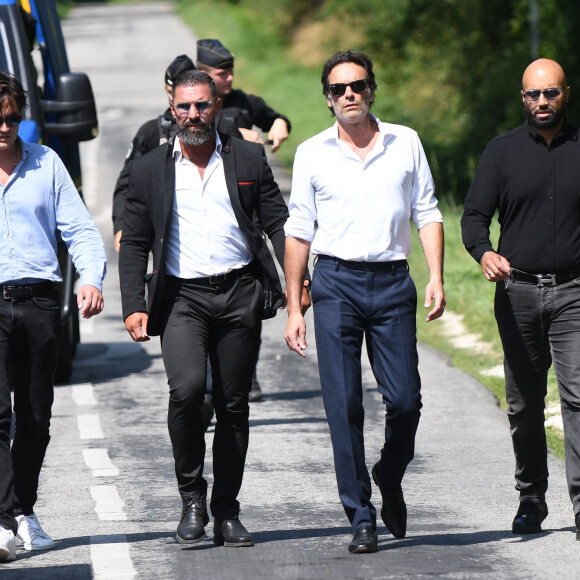 Anthony Delon et son demi-frère Alain-Fabien découvrent les hommages devant les grilles de la propriété de Douchy, quelques heures avant les obsèques de leur père, A.Delon, le 24 août 2024. Décédé le 18 août 2024, l'acteur a rendu son dernier souffle, entouré des siens dans sa propriété de Douchy, où il sera inhumé, le 24 août 2024 vers 17 heures dans une chapelle, construite il y a une vingtaine d'années.