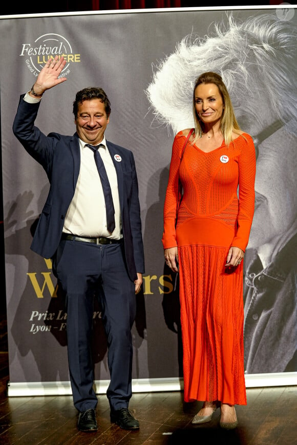 Il rencontre également le succès sur scène grâce à ses différents spectacles
Laurent Gerra et sa femme Christelle Bardet - Photocall de la cérémonie de remise du Prix Lumière à W.Wenders à l'occasion de la 15ème Edition du Festival Lumière de Lyon. Le 20 octobre 2023 © Sandrine Thesillat / Panoramic / Bestimage 