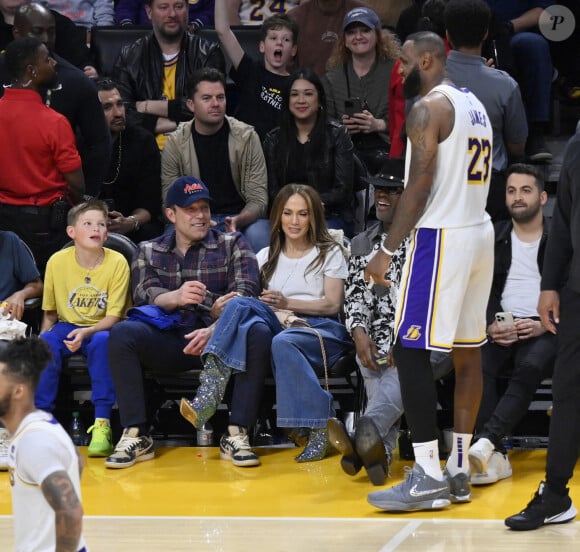 L'attaquant des Los Angeles Lakers LeBron James socialise avec Jennifer Lopez, Ben Affleck et son fils Samuel Garner Affleck pendant un retard dans le match contre les Golden State Warriors à la fin du quatrième quart-temps à Crypto.com Arena à Los Angeles, Ca, USA, le samedi 16 mars 2024. Photo par Jim Ruymen/UPI/ABACAPRESS.COM