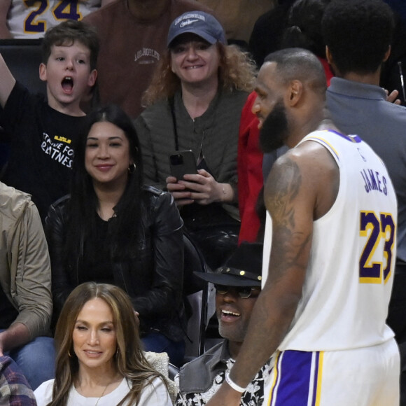 L'attaquant des Los Angeles Lakers LeBron James socialise avec Jennifer Lopez, Ben Affleck et son fils Samuel Garner Affleck pendant un retard dans le match contre les Golden State Warriors à la fin du quatrième quart-temps à Crypto.com Arena à Los Angeles, Ca, USA, le samedi 16 mars 2024. Photo par Jim Ruymen/UPI/ABACAPRESS.COM