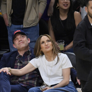 Jennifer Lopez et Ben Affleck sont assis à côté du terrain pendant le match de NBA Los Angeles Lakers/Golden State Warriors au Crypto.com Arena à Los Angeles, Ca, USA, le samedi 16 mars 2024. Photo par Jim Ruymen/UPI/ABACAPRESS.COM