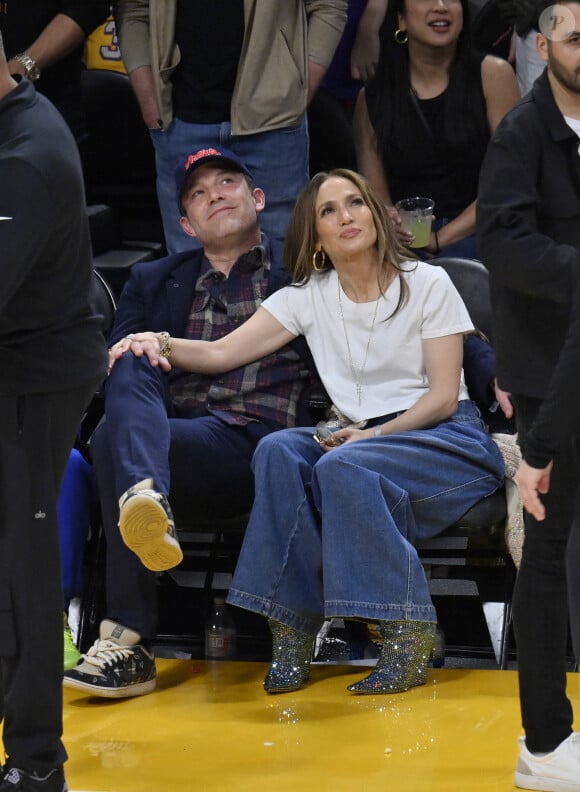 Jennifer Lopez et Ben Affleck sont assis à côté du terrain pendant le match de NBA Los Angeles Lakers/Golden State Warriors au Crypto.com Arena à Los Angeles, Ca, USA, le samedi 16 mars 2024. Photo par Jim Ruymen/UPI/ABACAPRESS.COM