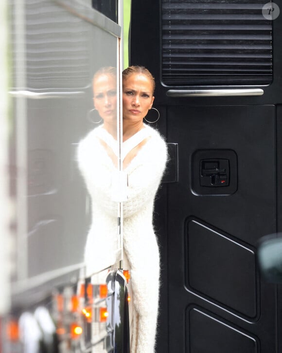 Exclusif - Jennifer Lopez a été aperçue quittant sa maison des Hamptons, NY, USA le 25 juillet 2024 dans un camping-car avec ses enfants. Ce voyage intervient après que JLo ait célébré son 55ème anniversaire sans son mari Ben Affleck, sur fond de spéculations de divorce. Photo par INSTARimages/ABACAPRESS.COM