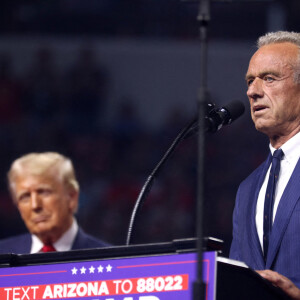 23 août 2024, Glendale, Arizona, États-Unis : Robert F. Kennedy Jr. et l'ancien président des États-Unis Donald Trump s'expriment lors d'un meeting de campagne à Glendale, Arizona. Glendale, Arizona, États-Unis, 24 août 2024. Photo par Gage Skidmore/Zuma Press Wire/ABACAPRESS.COM