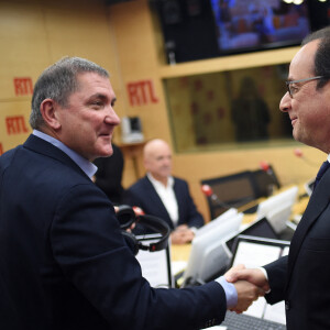 Il reconnaît d'ailleurs avoir effectué sa carrière au détriment de sa vie de famille.Le président français François Hollande est accueilli par le journaliste Yves Calvi alors qu'il arrive pour une interview à la station de radio française RTL, à Paris, France, le 19 octobre 2015. Photo par Stephane de Sakutin/Pool/ABACAPRESS.COM