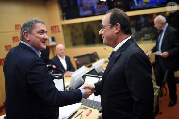 Il reconnaît d'ailleurs avoir effectué sa carrière au détriment de sa vie de famille.Le président français François Hollande est accueilli par le journaliste Yves Calvi alors qu'il arrive pour une interview à la station de radio française RTL, à Paris, France, le 19 octobre 2015. Photo par Stephane de Sakutin/Pool/ABACAPRESS.COM