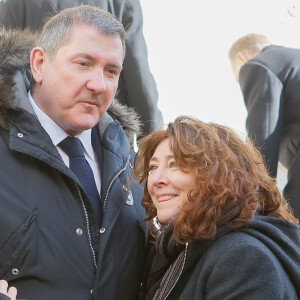 Désormais séparé de sa femme Valérie... Yves Calvi et sa femme Valérie Lefèvre - Obsèques de Gérard Calvi (de son vrai nom Grégoire Élie Krettly) en l'église Saint-Roch à Paris, le 27 février 2015 