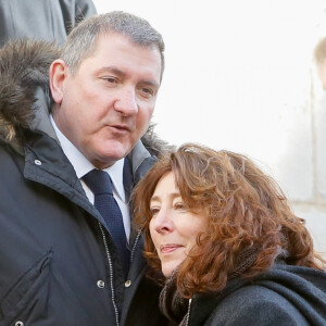 Yves Calvi et sa femme Valérie Lefèvre - Obsèques de Gérard Calvi (de son vrai nom Grégoire Élie Krettly) en l'église Saint-Roch à Paris, le 27 février 2015 