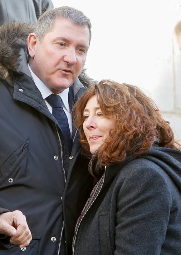 Yves Calvi et sa femme Valérie Lefèvre - Obsèques de Gérard Calvi (de son vrai nom Grégoire Élie Krettly) en l'église Saint-Roch à Paris, le 27 février 2015 