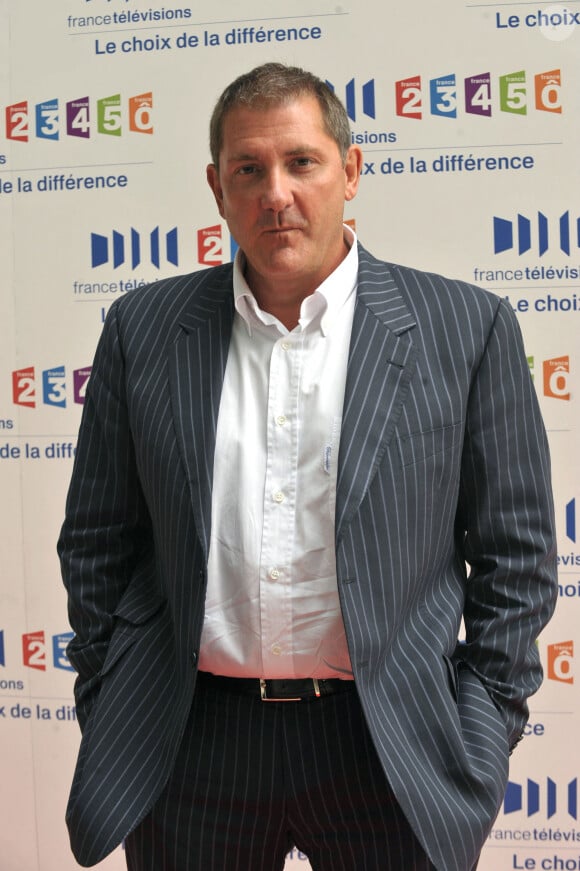 Le présentateur Yves Calvi assiste à la conférence de presse de France Télévisions à Paris, France, le 28 août 2008. Photo par Guignebourg-Gorassini/ABACAPRESS.COM